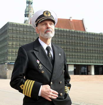 "Mani padomju laikos uzskatīja par muļķi un pazemoja, tāpat arī tagad uzskata un pazemo, ka neesmu cienīgs būt par padomju režīma represiju upuri. Man neko vairs nevajag un esmu piedevis saviem pāridarītājiem, bet mana vienīgā vēlēšanās ir, lai Latvijas valsts izrāda cieņu un godu manam tētim Izidoram Cibulim, kurš pašaizliedzīgi cīnījās par Latviju," saka Alberts Cibulis.