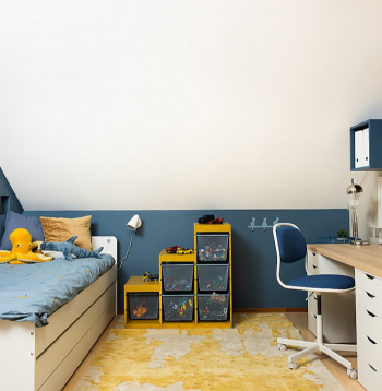 Pēc pārvērtībām istaba ir izteiksmīgāka nekā iepriekš: sienu zilais tonis piešķir telpai lielāku vizuālo apjomu.