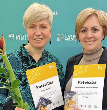Tulkotāja Dace Meiere (no kreisās) kopā ar izdevniecības "Latvijas Mediji" direktori Kristīni Kirkilu.
