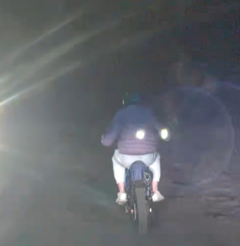 Bēgošais motocikla vadītājs.