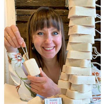 Saimniece Dana Purviņa piedāvā apgūt ziepju auksto gatavošanas procesu – vienkāršu un pārbaudītu metodi mājas apstākļos radīt dabīgu un kvalitatīvu līdzekli.