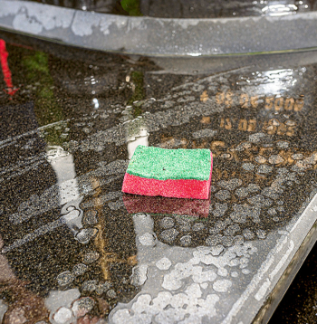 Pulētu akmens virsmu tīrīšanai izmanto mīkstu sūkli.