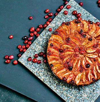 Rupjmaizes sacepums ar dzērvenēm un āboliem.