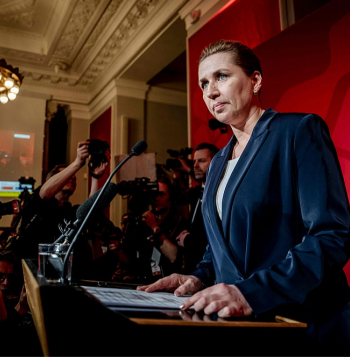 Dānijas premjerministre Mete Frederiksena vēlēšanu naktī Kopenhāgenā. Frederiksenas vadīto sociāldemokrātu ierindošanās pirmajā vietā negarantē viņas turpmāku atrašanos valdības vadītājas amatā.