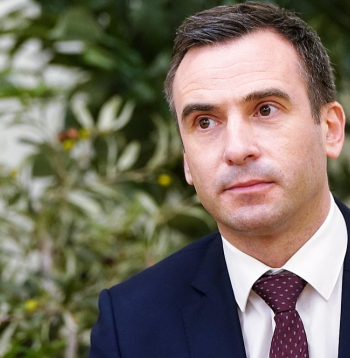 Mārtiņš Staķis, kurš Eiropas Parlamentā darbojas Zaļo un Eiropas brīvās apvienības grupā: "Ja tiek būvēta stratēģiskas nozīmes rūpnīca, tai jābūt iespējām saņemt būvatļauju ātrākā laikā, tostarp – vienkāršojot vai nepiemērojot ietekmes uz vidi novērtējumu. Par to gan daudzi nav sajūsmā, tomēr rīcības ātrums pašreizējā situācijā ir spēcīgāks arguments."
