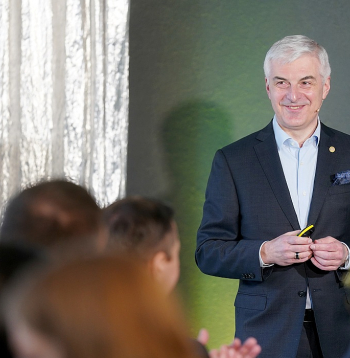 "Signet Bank" valdes priekšsēdētājs Roberts Idelsons: "Kapitāla tirgus attīstība Latvijā ir mūsu kopējā spēja domāt ambiciozāk par valsts ekonomikas nākotni. Progress pēdējo piecu gadu laikā ir bijis nozīmīgs – lielāks, nekā dažkārt tiek pieņemts, salīdzinot Latviju ar lielākiem vai attīstītākiem tirgiem."