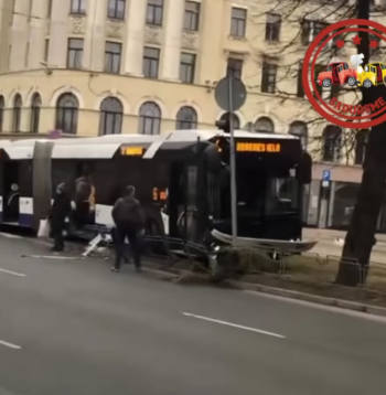 "Rīgas satiksmes" autobusa avārija Rīgas centrā.