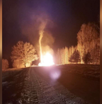 Degošā zaru kaudze.