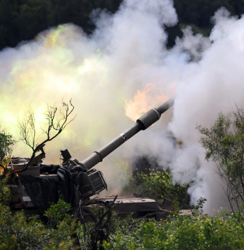 Izraēlas artilērijas vienība, kas izvietota uz Izraēlas–Libānas robežas, apšauda mērķus pāri robežai Libānā, Izraēlas ziemeļos, 2026. gada 31. martā. 