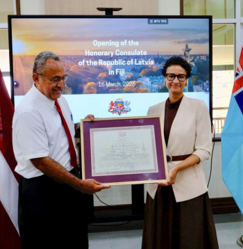 Latvijas goda konsuls Fidži Savenace Seniloli un Latvijas vēstniece Austrālijā un īpašā sūtne Klusā okeāna salu valstīs Samija Šerifa.