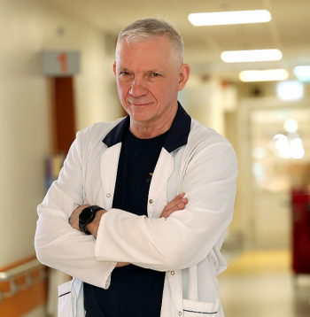 Andris Vikmanis: "Situācija vairāk līdzinās tādam kā šovam, kura laikā gan veselības ministrs, gan slimnīcas administrācijas pārstāvji fotografējas, saliek bildes sociālajos tīklos, un ar to arī viss beidzas. Gādība par Ukrainas pacientiem ir jāuzņemas tieši ārstiem, kuriem ir jāatrod, kur šos pacientus ārstēt. Nav jau īsti kur."