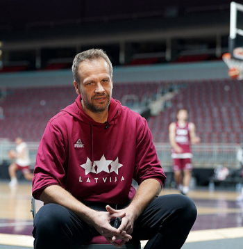 Jānis Gailītis deviņus gadus vadīja "VEF Rīgu", aizpērnajā vasarā dodoties leģionāra gaitās. Pēc veiksmīga gada Vācijā, kur Veisenfelsas "Syntainics MBC" aizveda līdz uzvarai kausa izcīņā, viņš pārcēlās uz Franciju un Strasbūras "SIG" šobrīd tabulā ieņem ceturto vietu. Gailītis bija Latvijas izlases treneru korpusā Lukas Banki laikā, sekmējot veiksmīgo posmu un izcīnīto piekto vietu Pasaules kausā.