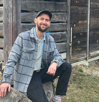 Veco šķūni, kas redzams Žanim aiz muguras, viņam padomā pārveidot par vietu meistarklasēm un viesu maltītēm.