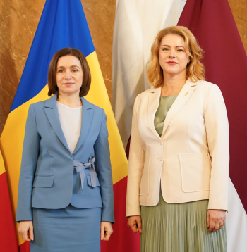 Ministru prezidente Evika Siliņa (no labās) un Moldovas prezidente Maija Sandu tikšanās laikā Ministru kabinetā.