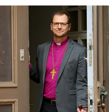 Rinalds Grants: "Cilvēkiem ar dažādiem viedokļiem vairāk vajadzētu sarunāties savā starpā ar seju pret seju. Citādi distancēti mēs otra tēlu demonizējam, noliedzot saprašanos un kopsaucēja meklējumus. Sarunājoties ir reālāk atklāt, ka otram cilvēkam, lai arī viņš ir ar atšķirīgiem uzskatiem, nav ļaunu nodomu."