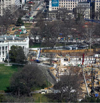 Baltā nama nojauktā Austrumu spārna vietā pašlaik redzams būvlaukums.