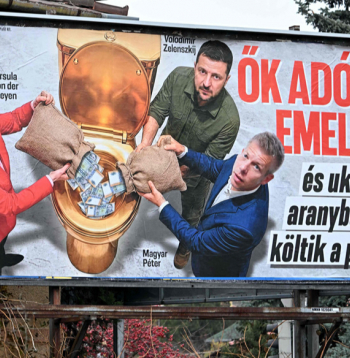 Ungārijā valdošie spēki priekšvēlēšanu kampaņā aktīvi izmanto Ukrainas nomelnošanas tēmu. Vienā no plakātiem redzams opozīcijas
līderis Pēters Maģars (no labās) ar Ukrainas un ES līderiem. Aģitācijas plakātu rotā sauklis: “Viņi paaugstina nodokļus un tērē jūsu naudu zelta podiem Ukrainā!”