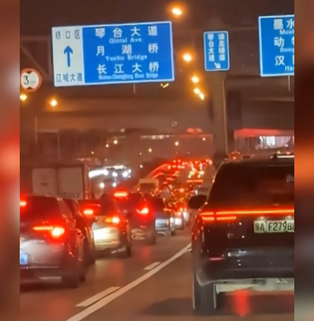 Apstājušos autonomo taksometru radītais sastrēgums Uhaņā, Ķīnā.