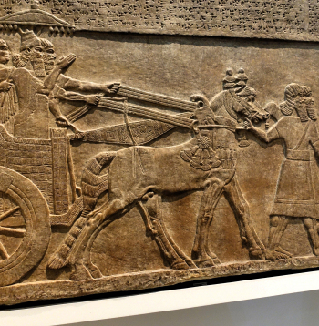 Alabastra sienas panelis Britu muzejā, kurā attēlots karalis Tiglats Pilesers III (valdīšanas gads 745.–727. g. p.m.ē.) savos ratos.