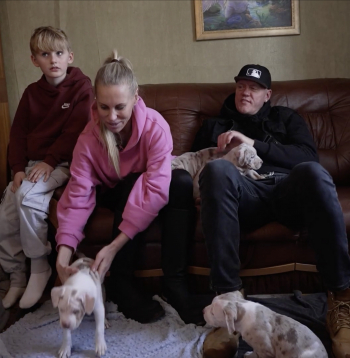 Kambalu pāris pie kucēniem.