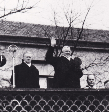 Valsts un ministru prezidents K. Ulmanis un kara ministrs ģenerālis Jānis Balodis pie Rīgas pils. 1936. gada 1. aprīlis.