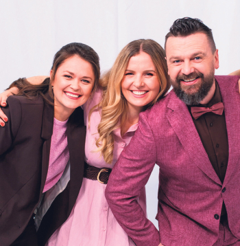 Aktrise Ance Strazda (pirmā no kreisās) pievienojas "SuperBingo" komandai – Ligitai Miezei un Armandam Simsonam.