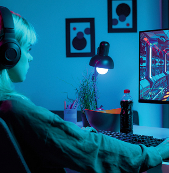 Pusaudži ar hroniski neremdinātu sociālo saišu nepieciešamību var būt vairāk iesaistīti spēlēs, ņemot vērā viņu virtuālo potenciālu. 