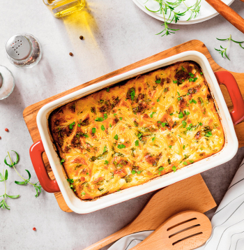 Spageti un spinātu sacepums.