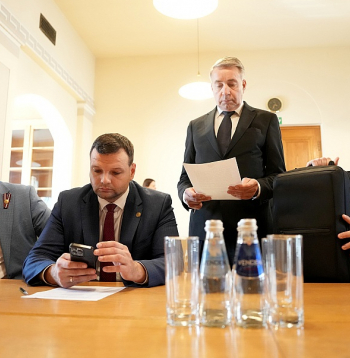 Zaļo un Zemnieku savienības pārstāvji – Saeimas frakcijas priekšsēdētājs Harijs Rokpelnis (no kreisās), labklājības ministrs Reinis Uzulnieks, ZZS valdes priekšsēdētāja vietnieks, Saeimas deputāts Uldis Augulis un ekonomikas ministrs Viktors Valainis ieradušies uz koalīcijas sanāksmi.