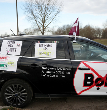Zaķusalā notiek protesta akcija, kuru rīko Latvijā licencētie taksometru vadītāji pret "Bolt" īstenoto politiku, jo valdība nav izpildījusi nozares izvirzīto ultimātu un nav veikusi reālus soļus platformas monopola ierobežošanai. Zaķusalā notiek protesta akcija, kuru rīko Latvijā licencētie taksometru vadītāji pret "Bolt" īstenoto politiku, jo valdība nav izpildījusi nozares izvirzīto ultimātu un nav veikusi reālus soļus platformas monopola ierobežošanai.