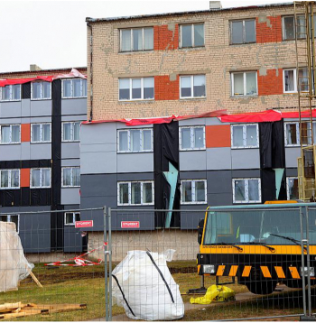 Pēc fasādes atjaunošanas ar rūpnieciski ražotajiem koka karkasa paneļiem no baltajiem silikātķieģeļiem celtais nams Valkā, Tirgus ielā 12, iegūs pavisam citu izskatu.