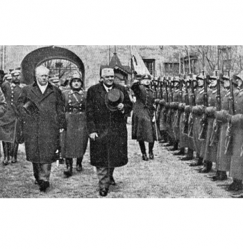 K. Ulmanis pirmo reizi kā valsts galva sveicina Rīgas pils sardzi.