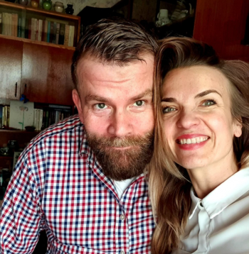 Dagmāra Legante ar savu brāli.