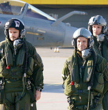 Francijas iznīcinātāju "Rafale" piloti ieradušies Nacionālo bruņoto spēku militārajā bāzē "Lielvārde", demonstrējot NATO klātbūtni reģionā.