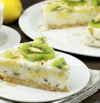 Jogurta kūka ar kivi un banāniem.