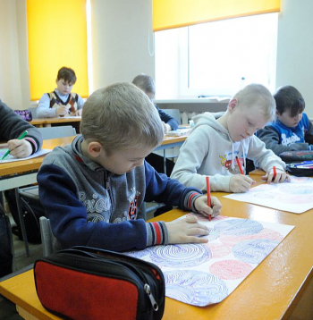 "Latvijā demogrāfiskā situācija kļūst arvien izaicinošāka – līdz 2040. gadam skolēnu skaits vispārējā izglītībā samazināsies gandrīz par 50%, dažviet pat vairāk kā 60%. Līdz ar to iepriekšējais finansēšanas modelis "Nauda seko skolēnam" ir sevi izsmēlis un vairs neatbilst pašreizējai realitātei," pamatojot modeļa "Programma skolā" nepieciešamību, raksta Izglītības un zinātnes ministrijas pārstāvji.