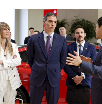 Ziņa par tiesvedības draudiem Spānijas premjeru Pedro Sančesu (vidū) un viņa dzīvesbiedri Begonju Gomesu (pa kreisi) šonedēļ sasniegusi oficiālās vizītes laikā Ķīnā.