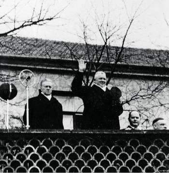 Valsts un Ministru prezidents Kārlis Ulmanis (centrā) un kara ministrs ģenerālis Jānis Balodis pie Rīgas pils 1936. gada aprīlī.