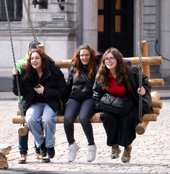 Cilvēki Doma laukumā.