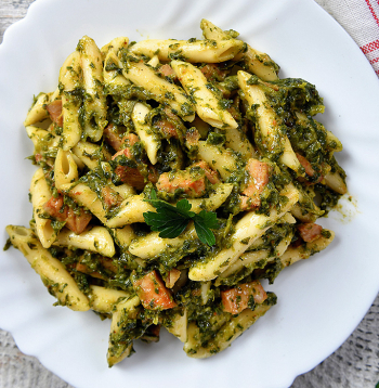Pasta ar kūpinātu cūkgaļu un lakšu pesto.