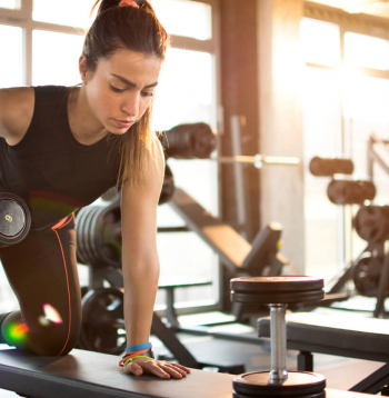 Ko lietot pirms un pēc treniņa — populārākie uztura bagātinātāji.