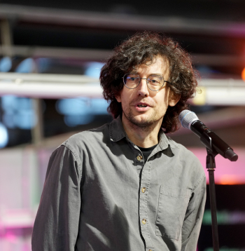 Rakstnieks Vilis Kasims ar saņemto Latvijas Literatūras gada balvu nominācijā "Labākais prozas darbs" par romānu "Svešuma grāmata" apbalvošanas ceremonijā Rīgas Centrāltirgus Gaļas paviljonā.