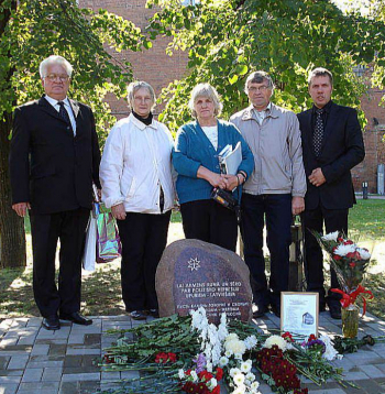 Piemiņas akmens Tomskas apgabalā nogalinātajiem un bojāgājušajiem latviešiem un tā sarūpētāji. Foto no 2012. gada 23. marta "Latvijas Avīzes" numura.