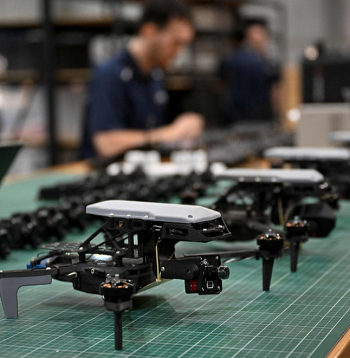 Dronu ražošanā Ukraina sadarbībā ar Eiropas valstīm guvusi labus rezultātus. Daļu kaujas dronu, par dusmām Krievijā, šobrīd izgatavo kopuzņēmumi ārpus Ukrainas.