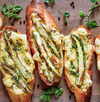 Sparģeļu karstmaizes.