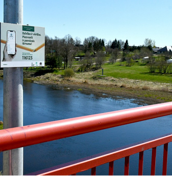 Ārvalstīs tā dēvētie pašnāvnieku tilti vai skatu kraujas nodrošināti ar aizsargbarjerām, plastikātu, drāšu žogu, tērauda margām vai drošības tīkliem. Tam pamatā ir novērojums, ka lēciens no tilta ir impulsīvāks pašnāvības veids nekā citi. Bauskas novadā uz tilta izvietotas īpašas aicinājuma zīmes ar krīzes tālruņu norādēm. Saņemt psihoemocionālu palīdzību krīzes situācijā var, zvanot pa tālruni 116123 (pieaugušajiem) un 116111 (bērniem un pusaudžiem). "Skalbes" krīzes tālruņi: 67222922 vai 27722292.