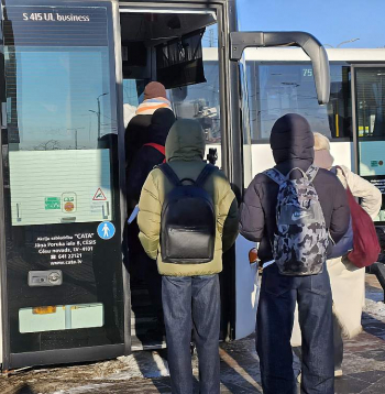 Skolu tīkla optimizācija un slimnīcu līmeņu maiņa nozīmē, ka pakalpojumi no iedzīvotājiem attālinās. Sabrūkot transporta sistēmai, šīs reformas zaudē jēgu. Attēlam ilustratīva nozīme.