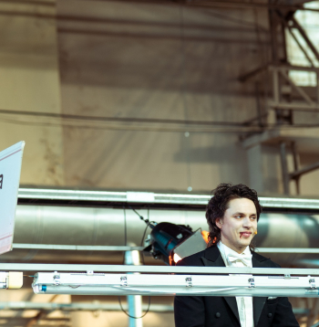 Kad pie vietas bija pierasts un traucēkļi necēlās, uzmanību piesaistīja piesardzīgi veidotais Igora Šelegovska grāfa Drakulas tēls ledusskapī. 