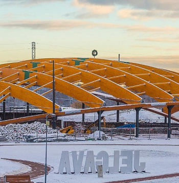"Zaza Timber" uzbūvētā brīvdabas koncertzāle Jelgavā būvniecības procesā. Koka siju laidumi tajā ir 60 metrus gari.