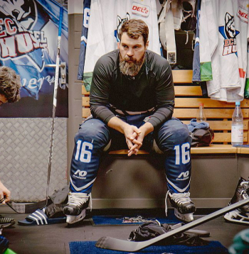 Kaspars Daugaviņš Vācijas otrās bundeslīgas kluba Kaseles "Huskies" ģērbtuvē. Lai gan došanos uz Vāciju viņš nenožēlo, hokeju izbaudīt viņam tur īsti nav izdevies.